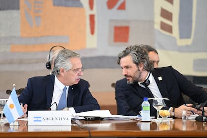 El presidente Alberto Fernández y el canciller Santiago Cafiero, durante la reunion de presidentes sudamericanos.