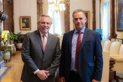 El presidente Alberto Fernández y el intendente de Canelones, Uruguay, Yamandú Orsi.