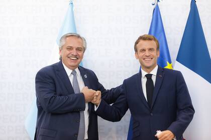 El presidente Alberto Fernandez y con Emmanuel Macron, a quien cuenta como un aliado.