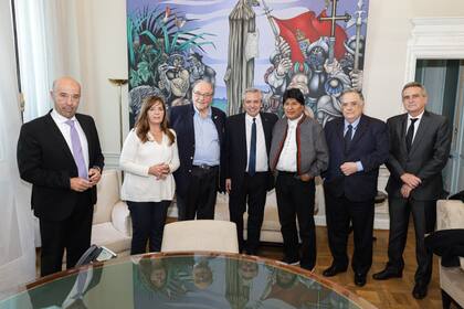 El presidente Alberto Fernández y funcionarios de su Gobierno junto al ex presidente de Bolivia, Evo Morales