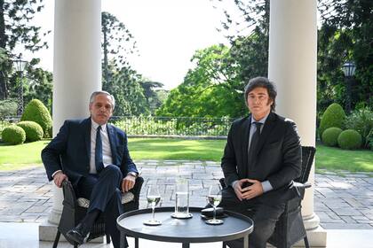 El presidente Alberto Fernández y Javier Milei, que lo sucederá en el cargo, durante su primer encuentro, en la Quinta de Olivos