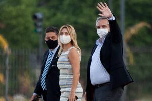 El presidente Alberto Fernández y la primera Dama Fabiola Yáñez se retiran de Casa Rosada, rumbo al helicóptero presidencial que los llevará a la Quinta de Olivos, luego del acto en la CGT, por el 17 de octubre, Día de la Lealtad