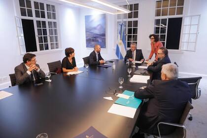 El presidente Alberto Fernández y su gabinete económico, el viernes a la noche, antes de los anuncios antiinflacionarios