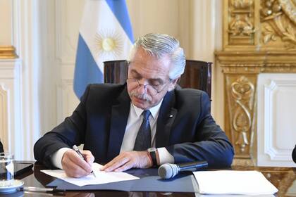 El Presidente Alberto Fernández y un grupo de gobernadores 
impulsan el juicio político contra los integrantes de la Corte Suprema de
Justicia de la Nación