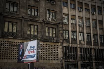 El presidente Aleksandr Vucic de Serbia en una valla publicitaria en la capital del país, Belgrado.