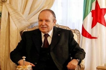 El presidente argelino, Abdelaziz Buteflika, formalizó su candidatura a un quinto mandato presidencial pese a estar ingresado en un hospital de Suiza
