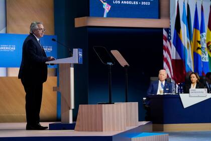 El presidente argentino, Alberto Fernández, habla durante la sesión plenaria de apertura de la Cumbre de las Américas