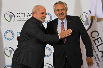 El presidente argentino, Alberto Fernández, posa para una foto con el presidente brasileño, Luiz Inácio Lula da Silva, antes de la inauguración de la cumbre de la Comunidad de Estados Latinoamericanos y Caribeños (CELAC) en Buenos Aires