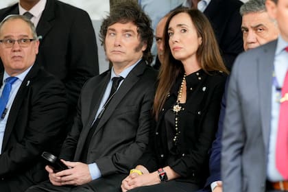 El presidente argentino Javier Milei, centro izquierda, y la vicepresidenta Victoria Villarruel