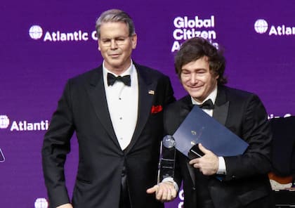 El presidente argentino Javier Milei recibe el Premio Ciudadano Global 2025 del Consejo Atlántico de manos del secretario del Tesoro de Estados Unidos, Scott Bessent