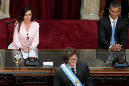 El presidente argentino, Javier Milei, se dirige a diputados en la sesión de apertura legislativa en Buenos Aires, Argentina, el viernes 1 de marzo de 2024. Detrás a su izquierda, la vicepresidenta Victoria Villarruel. (AP Foto/Natacha Pisarenko)