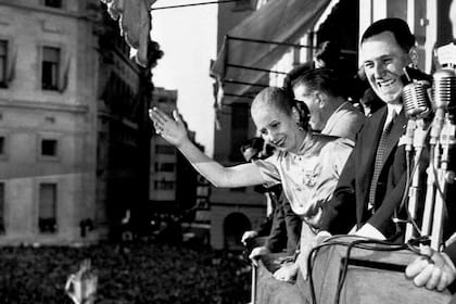 El presidente argentino Juan Perón y su esposa Eva saludan desde el balcón de la Casa Rosada, Casa de Gobierno, en Buenos Aires