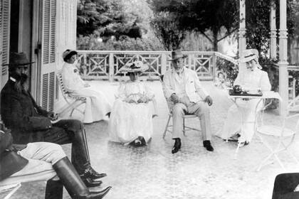 El presidente argentino Julio Argentino Roca acompañado de varios hombres en la galería de la estancia
