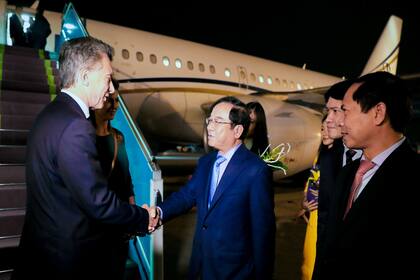 El Presidente arribó a Hanói para una visita de dos días en la que será recibido por el primer ministro, Nguyen Xuân Phúc