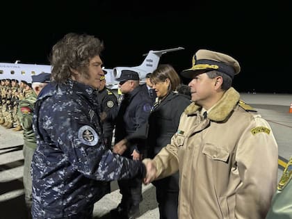 El presidente arribó esta noche a Ushuaia y se dirige en caravana a la base naval