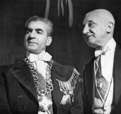 El presidente Arturo Illia y el Sha de Persia, invitados principales en una función de 1965.