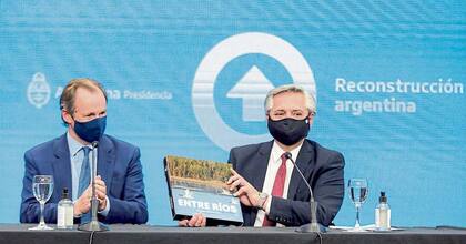 El Presidente en Entre Ríos, con el gobernador local, Gustavo Bordet.