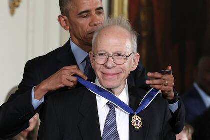 El presidente Barack Obama entregando la Medalla Presidencial de la Libertad a Garwin en 2016