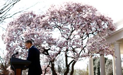 El presidente Barack Obama habla en una conferencia de prensa en el Jardín de las Rosas de la Casa Blanca el 14 de marzo de 2012.
