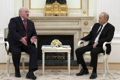 El presidente bielorruso, Alexander Lukashenko, y el presidente ruso, Vladimir Putin, en una reunión en el Kremlin, el jueves 11 de abril. (Gavriil Grigorov, Sputnik, Kremlin Pool Photo via AP)