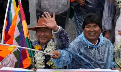 El presidente boliviano, Luis Arce, a la izquierda, camina con el exmandatario Evo Morales en una marcha en El Alto, Bolivia, el 29 de noviembre de 2021. 