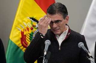 Paz se baja el sueldo en medio de protestas que exigen su renuncia
