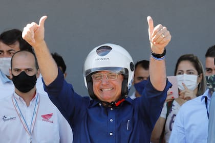 Bolsonaro se paseó por las calles de Brasilia en moto el mismo día que lo dieron de alta
