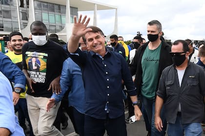 Contra toda opinión científica, el presidente Jair Bolsonaro se negó a medidas de contención y criticó a los gobernadores que las aplicaron