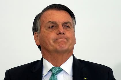 El presidente brasileño Jair Bolsonaro asiste a la ceremonia de presentación de un programa de viviendas en el palacio presidencial de Planalto en Brasilia (AP Foto/Eraldo Peres)