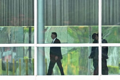 El presidente brasileño Jair Bolsonaro camina en el Palacio de la Alvorada en Brasilia, el 31 de octubre de 2022, un día después de la segunda vuelta de las elecciones presidenciales.