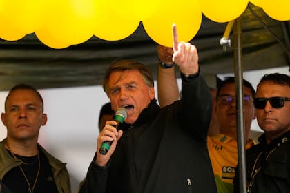 El presidente brasileño Jair Bolsonaro habla durante un mitin de campaña en Juiz de Fora (Archivo)