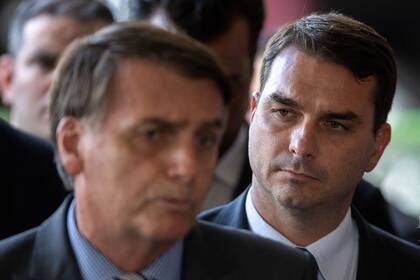 El expresidente brasileño Jair Bolsonaro junto a su hijo, el senador Flavio