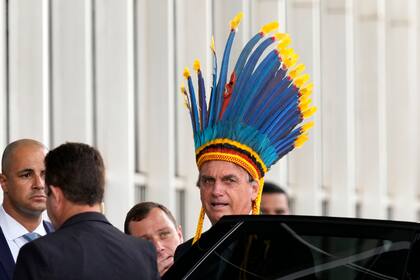 El presidente brasileño Jair Bolsonaro parte de una ceremonia donde se lo condecoró con la Medalla al Mérito Indígena, el 18 de marzo de 2022, en Brasilia. (AP Foto/Eraldo Peres, archivo)