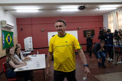 El presidente brasileño, Jair Bolsonaro, que se postula para otro mandato, abandona el puesto de votación donde votó en las elecciones generales de Río de Janeiro, Brasil, el domingo 2 de octubre de 2022