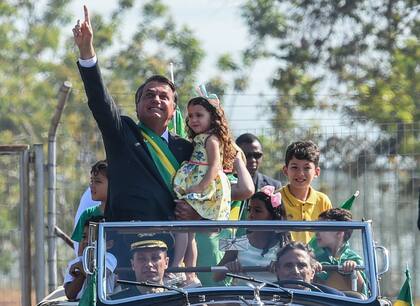 El presidente brasileño, Jair Bolsonaro, saluda a sus partidarios en su llegada a la ceremonia de izamiento de la bandera en el Palacio de la Alvorada, durante las celebraciones del Día de la Independencia 