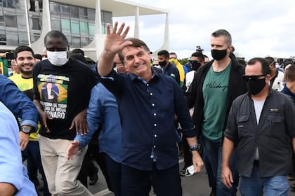 El presidente brasileño Jair Bolsonaro saluda a sus seguidores, durante una manifestación en Brasilia, el 31 de mayo pasado