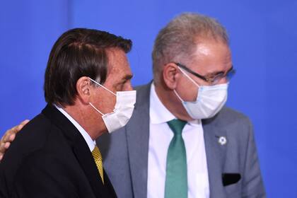 El presidente brasileño, Jair Bolsonaro, y el ministro de Salud, Marcelo Queiroga. El gobierno brasileño anunció la suspensión del contrato de compra de 20 millones de dosis de la vacuna Covaxin de fabricación india.