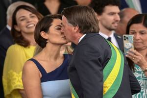 La vulgar referencia sexual que hizo Bolsonaro al lado de su esposa y que festejaron sus seguidores