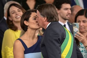 La vulgar referencia sexual que hizo Bolsonaro al lado de su esposa y que festejaron sus seguidores