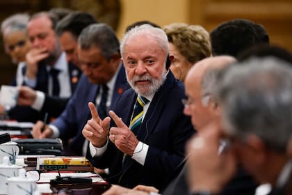 El presidente brasileño Luiz Inácio Lula da Silva asiste a un encuentro con su homólogo chino, Xi Jinping, el martes 13 de mayo de 2025, en Pekín