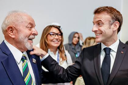 El presidente brasileño Luiz Inacio Lula da Silva se reúne con su par francés Emmanuel Macron durante la apertura de la Conferencia de las Naciones Unidas sobre el Cambio Climático (COP28). 