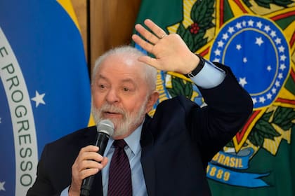 El presidente brasileño Luiz Inácio Lula da Silva habla durante un desayuno con periodistas en el palacio presidencial de Planalto, en Brasilia, el viernes 27 de octubre de 2023, en su 78 cumpleaños