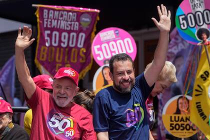 El presidente brasileño Luiz Inacio Lula da Silva con Guilherme Boulos, candidato a la alcaldía de Sao Paulo.
