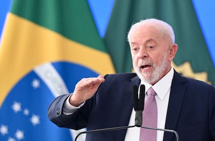 El presidente brasileño, Luiz Inácio Lula da Silva, pronuncia un discurso durante el lanzamiento del nuevo programa PROCRED 360 para apoyar el emprendimiento en el Palacio Planalto de Brasilia el 22 de abril de 2024.