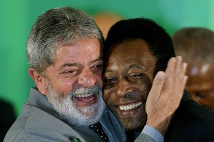 El presidente brasileño, Luiz Inácio Lula da Silva, abraza a Edson Arantes do Nacimento, conocido como Pelé, en 2008.