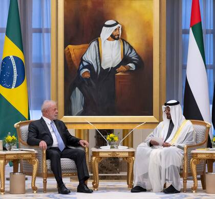 El presidente brasileño, Luiz Inacio Lula da Silva, junto al jeque Mohamed bin Zayed al-Nahyan, de Emiratos Árabes Unidos, durante una reunión en Abu Dhabi