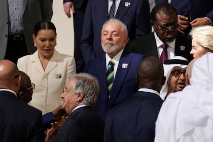 El presidente brasileño Luiz Inacio Lula da Silva posa para una foto grupal en la cumbre climática COP28, 1 de diciembre de 2023, en Dubai