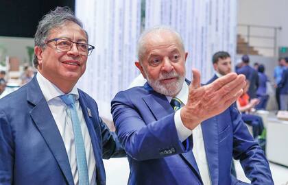 El presidente brasileño Luiz Inacio Lula da Silva se reúne con su par colombiano Gustavo Petro durante la apertura de la Conferencia de las Naciones Unidas sobre el Cambio Climático (COP28)
