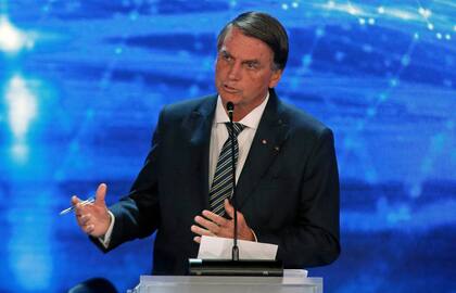 El presidente brasileño y candidato a la reelección, Jair Bolsonaro (PL), participa en el debate presidencial de cara a las elecciones generales del 2 de octubre, en la cadena de televisión Bandeirantes, en Sao Paulo, Brasil, el 28 de agosto de 2022.