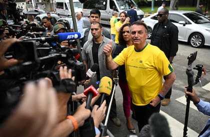 El presidente brasileño y candidato a la reelección, Jair Bolsonaro, llega a un colegio electoral para votar durante las elecciones legislativas y presidenciales, en Río de Janeiro, Brasil